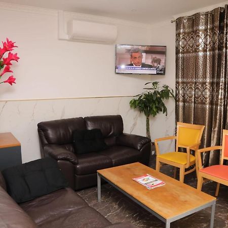 Hotel Le Privilege La Courneuve Exterior foto