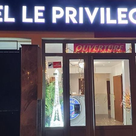 Hotel Le Privilege La Courneuve Exterior foto